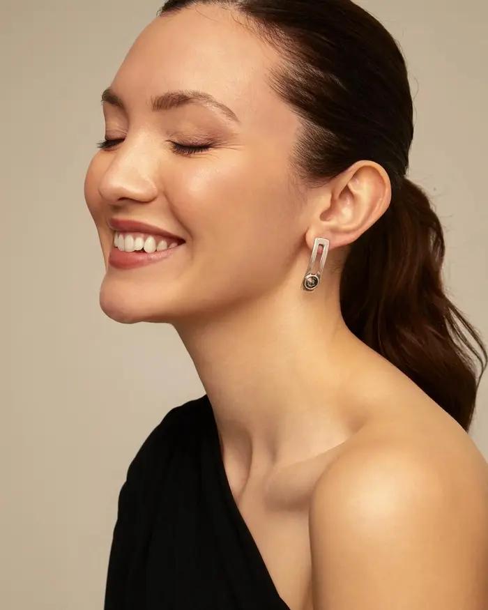 Boucles d'oreilles longues géométriques extrêmement simples : une boucle d'oreille design de niche avec motifs personnalisés et texture métallique