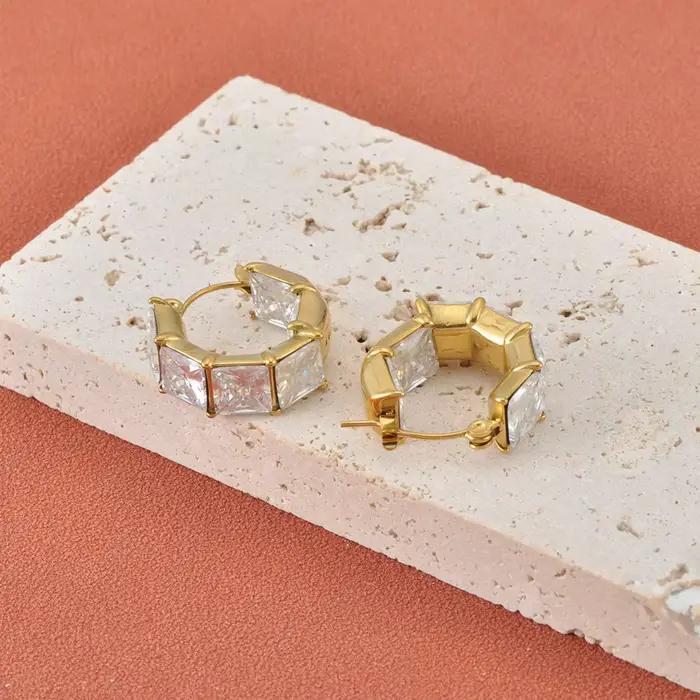 JeeMango – boucles d'oreilles carrées tendance en cristal et zircone pour femmes, en acier inoxydable, brillantes, bijoux d'anniversaire, cadeau E26066