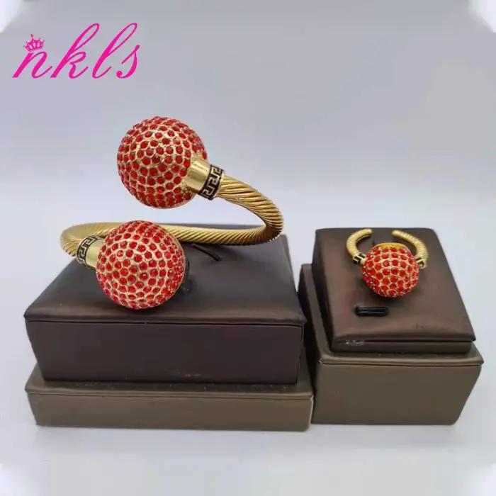 Bracelet de perles de couleur avec ensemble de bagues