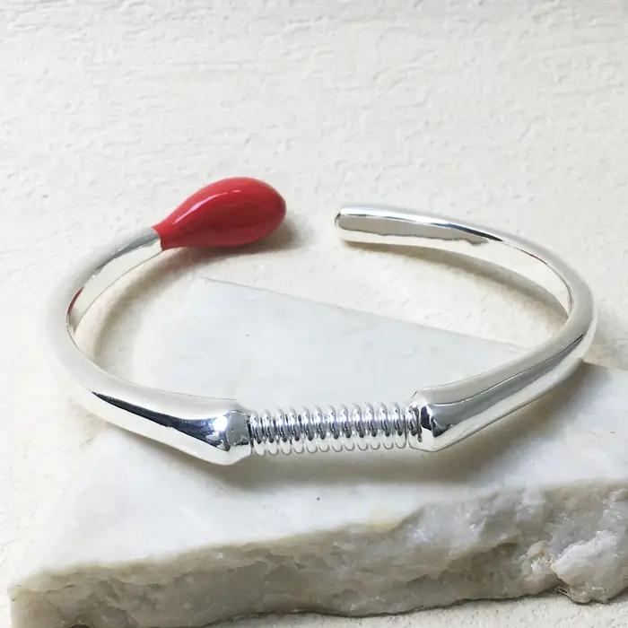 Le nouveau bracelet de perles rouges exquis d'Espagne 2025 : un mélange personnalisé de design de ni