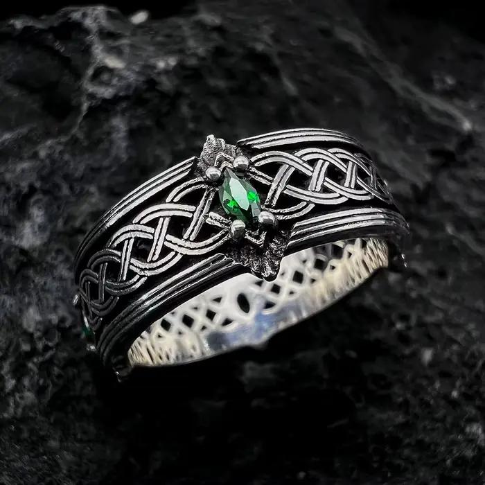 Bague Totem Entrelacée avec Zircon Vert Design Gothique Punk Vintage pour Hommes Occasions Spéciales