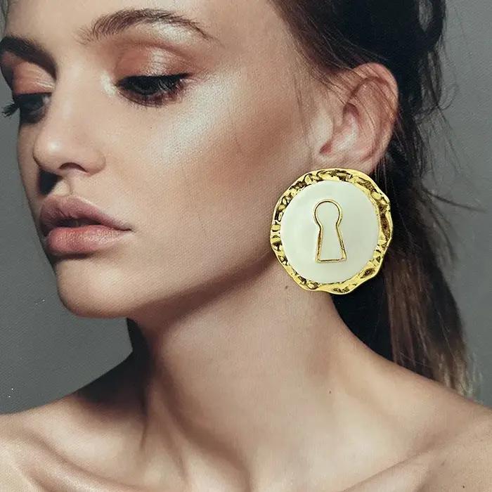Boucles d'oreilles rondes en alliage émaillé noir exagéré pour femmes