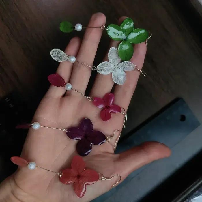 Boucles d'oreilles élégantes en fleurs naturellement préservées hortensias pressés résine époxy pour femmes occasions spéciales