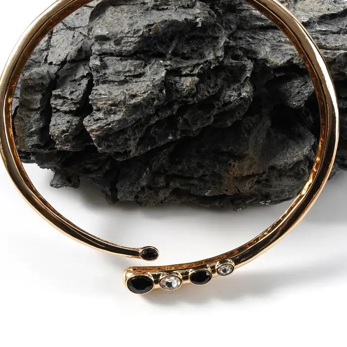 Bracelet élégant à manchette ouverte orné de cristaux