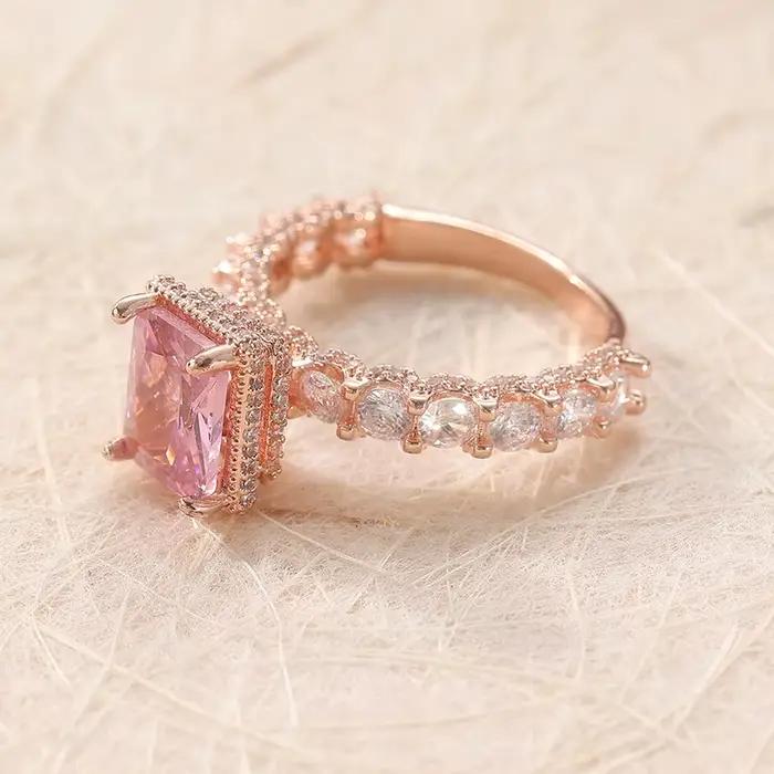 Bague élégante incrustée de zircone synthétique rose carrée pour femme