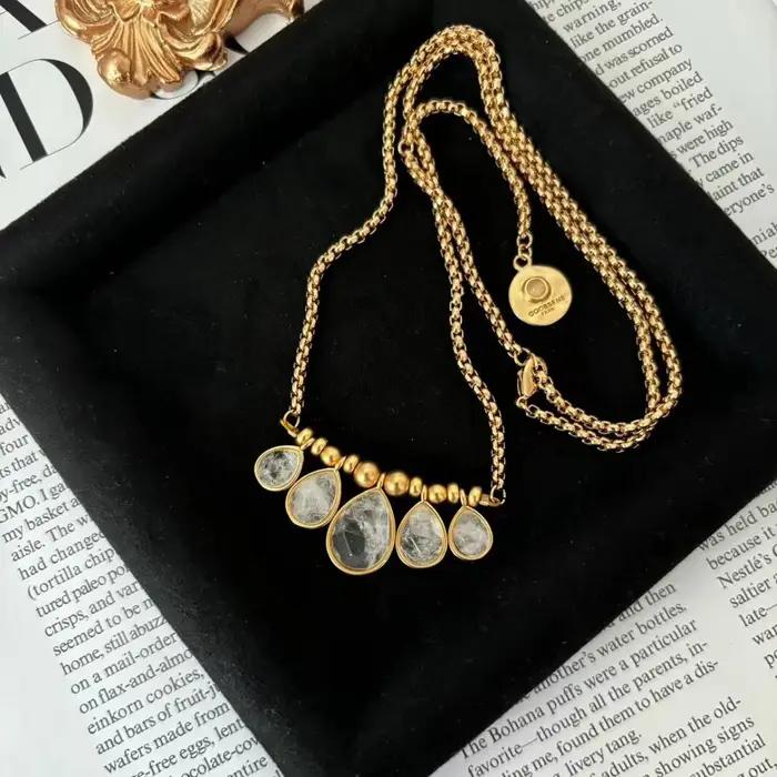 Collier en cristal naturel avec chaîne robuste pour femmes élégantes et occasions spéciales复古文学艺术,优雅简约大方天然水晶吊坠项链女性佩戴