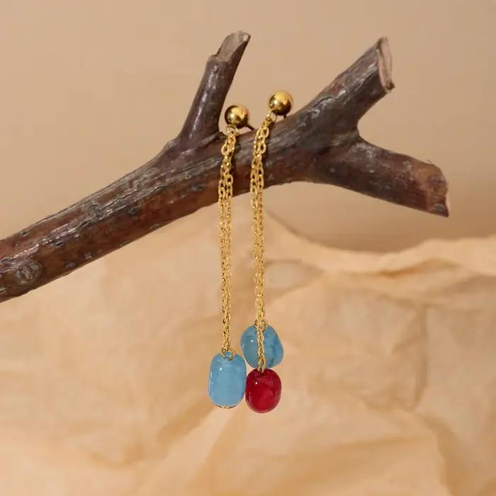 Boucles d'oreilles longues élégantes avec pendentif en pierre colorée