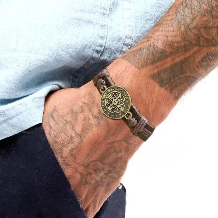 Bracelets en cuir avec médaille de Saint benoît