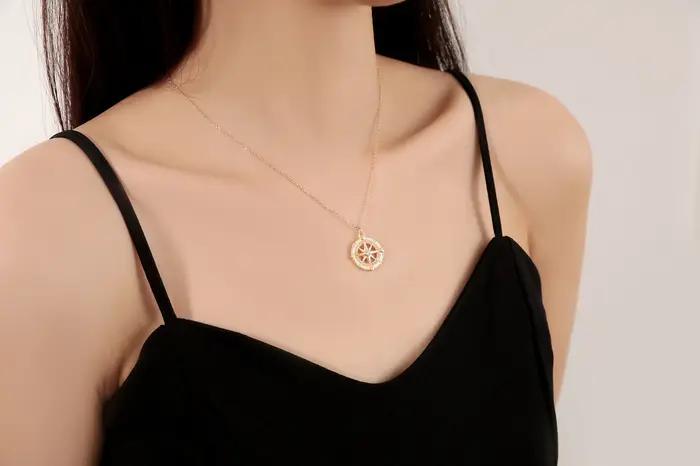 Collier pour femme Chamica plaqué or avec pendentif boussole et carte du monde