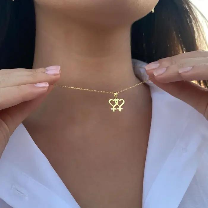Collier à Breloques pour Femme Lesbienne Style Moderne Or Jaune Clair ou Rouge-Marron Chaîne de Maillons en Acier Inoxydable Pour Mariage Ou Cadeau Spécial