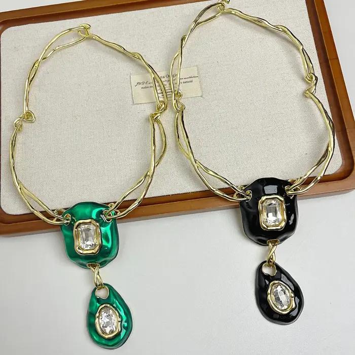 Collier ligne croisée de style rétro avec une touche de luxe discret et chaîne de clavicule pendentif en cristal haut de gamme