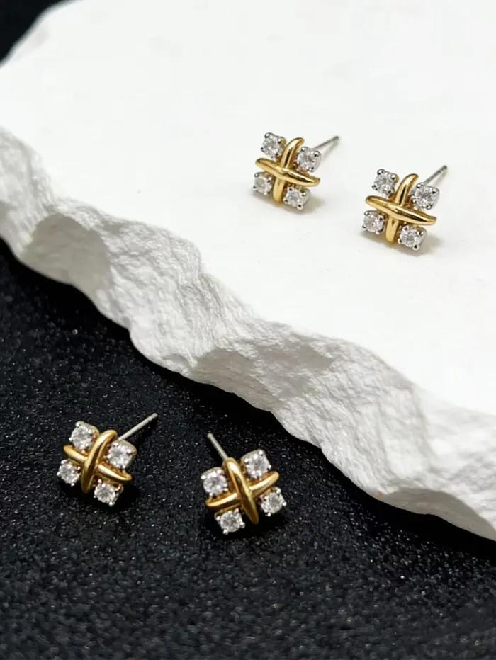 Boucles d'oreilles en or 18 carats en forme de "X" avec diamants colorés