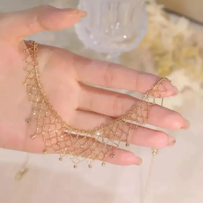 Collier en dentelle tissée de Style Court français