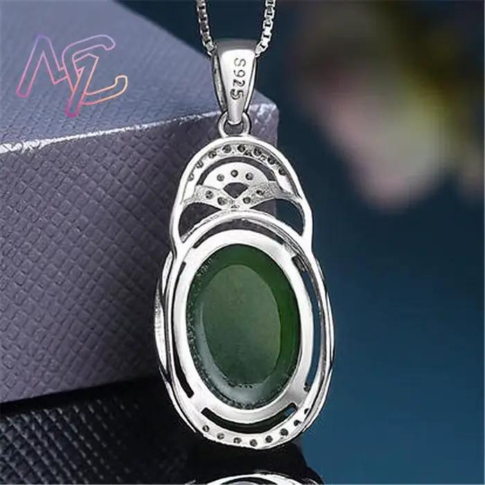 Collier en jade vert naturel talisman sculpté élégant pour femmes occasions spéciales bijou de luxe