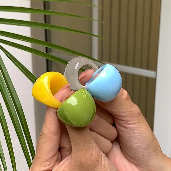 Bagues en résine arc-en-ciel géométriques en acrylique pour femmes
