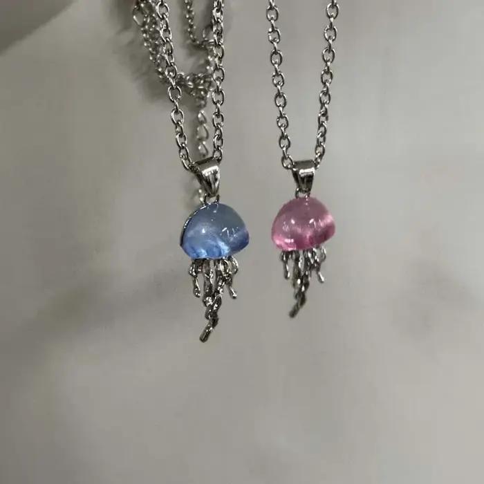Collier pendentif méduse bleu rose pour femmes