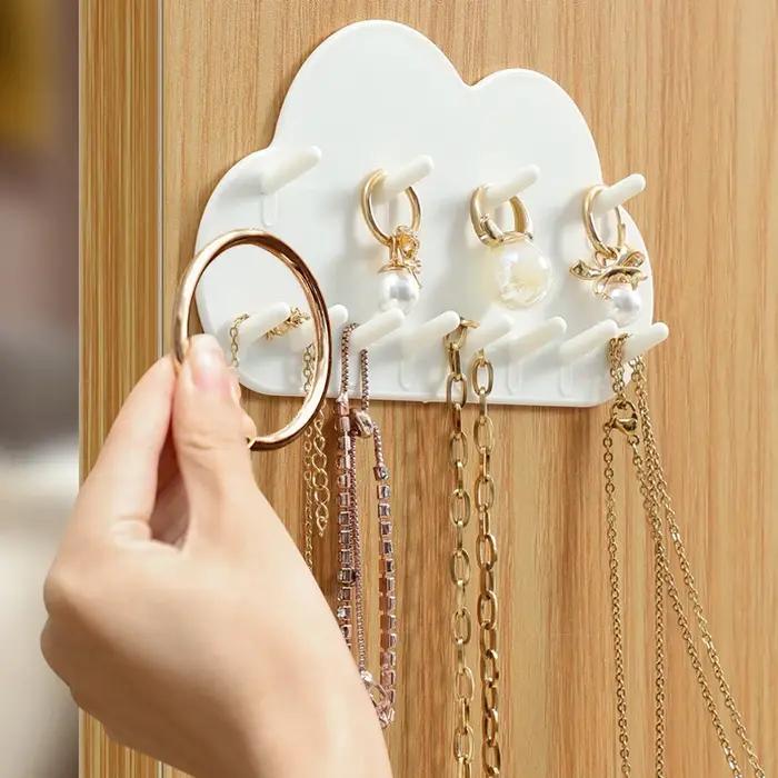 Organisateur de bijoux mural HWetR en plastique blanc pour rangement et exposition de bagues, boucles d'oreilles, colliers et accessoires pour femmes occasions spéciales