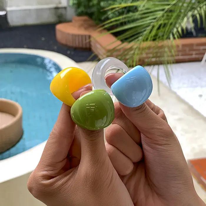 Bagues en résine arc-en-ciel géométriques en acrylique pour femmes