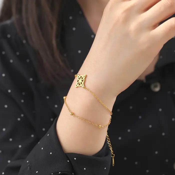 Bracelet à breloques géométrique avec nœud de sorcière pour femmes