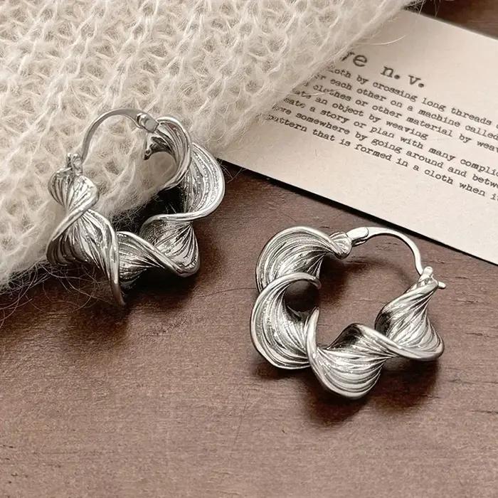 Boucles d'oreilles créoles torsadées géométriques couleur argent hypoallergénique minimalistes tendance pour femmes occasions spéciales ```