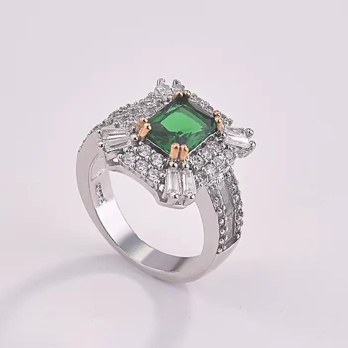 Bague de princesse carrée en émeraude et zircon de style luxueux