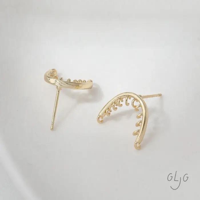 Boucles d'oreilles arquées à plusieurs trous de suspension