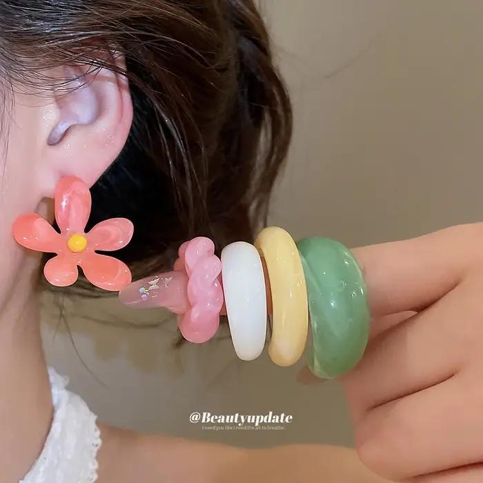 Ensemble de boucles d'oreilles géométriques en résine en forme de C