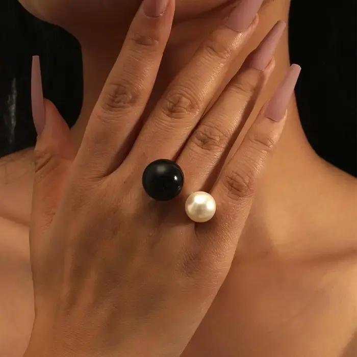 Bague ouverte en imitation perle noire et blanche à la mode pour femme, accessoire polyvalent et élé