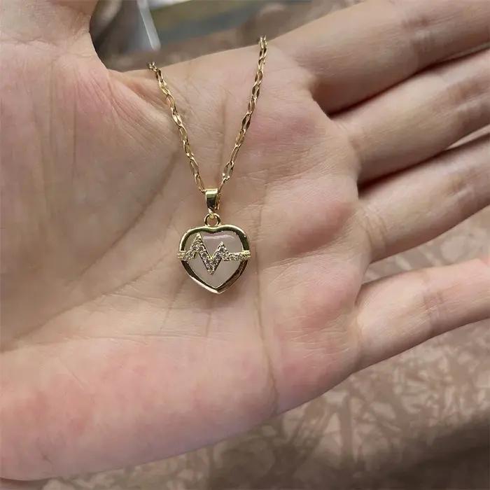 Collier avec Pendentif en Forme de Cœur en Verre Opale
