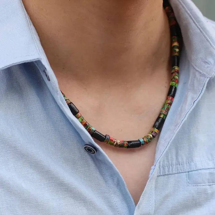Collier ras du cou en bois naturel pour homme