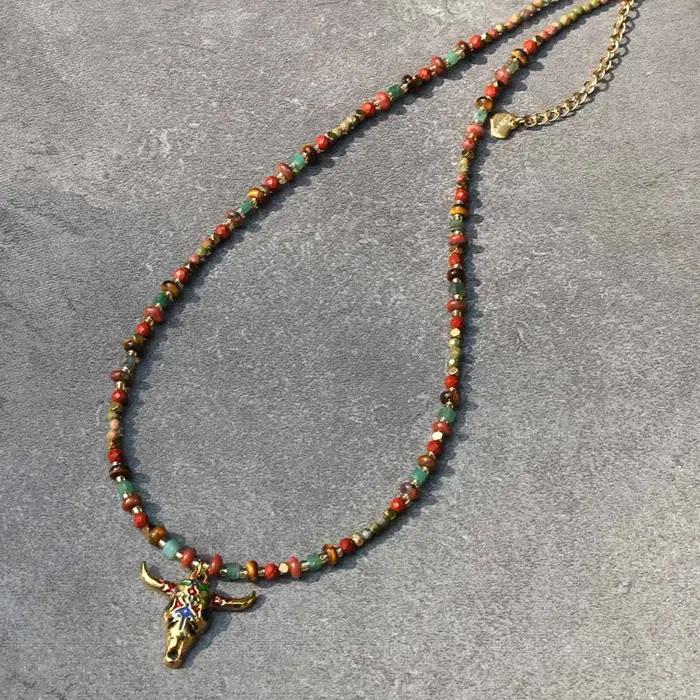 Collier avec pendentif tête de taureau coloré en pierre naturelle pour femmes