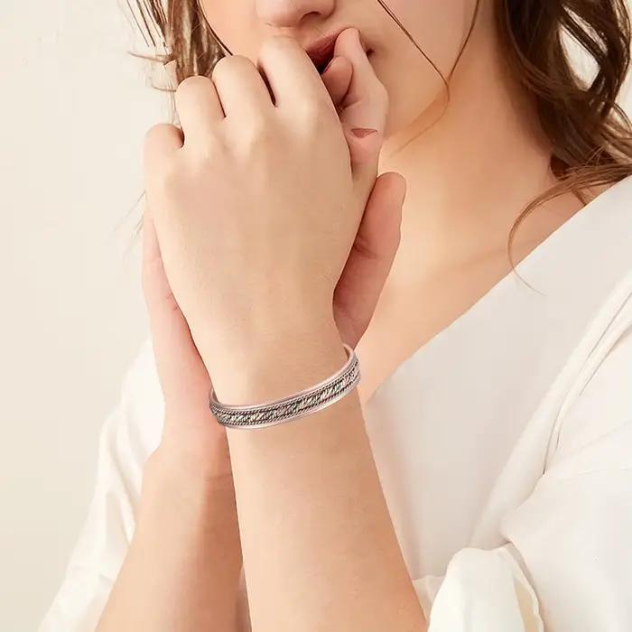 Bracelet en cuivre plaqué antique pour femme avec design géométrique et fonction de suivi de fitness et de sommeil pour les occasions spéciales