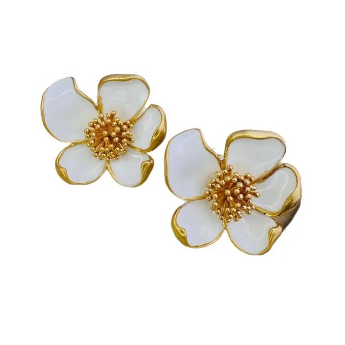 Boucles d oreilles vintage émail fleur en métal plaqué pour femmes design unique et élégant pour les occasions spéciales