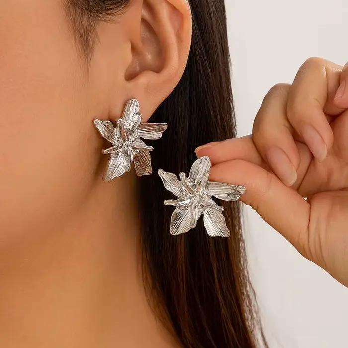 Boucles d'oreilles fleurs vintage dorées plaquées en argent pour femmes, bijoux tendance floraux, cadeau pour occasions spéciales