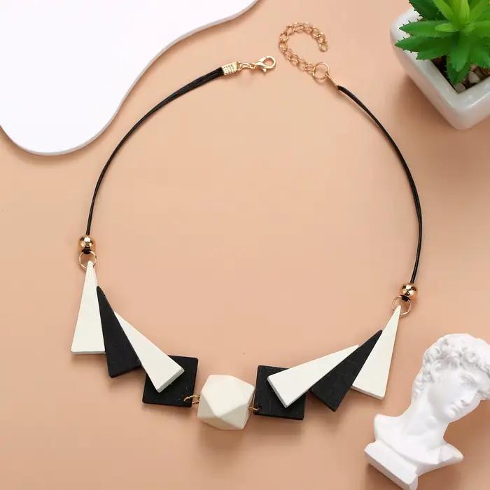 Colliers vintage avec pendentifs géométriques en bois fait à la main pour femmes occasions spéciales anniversaires styles vendanges