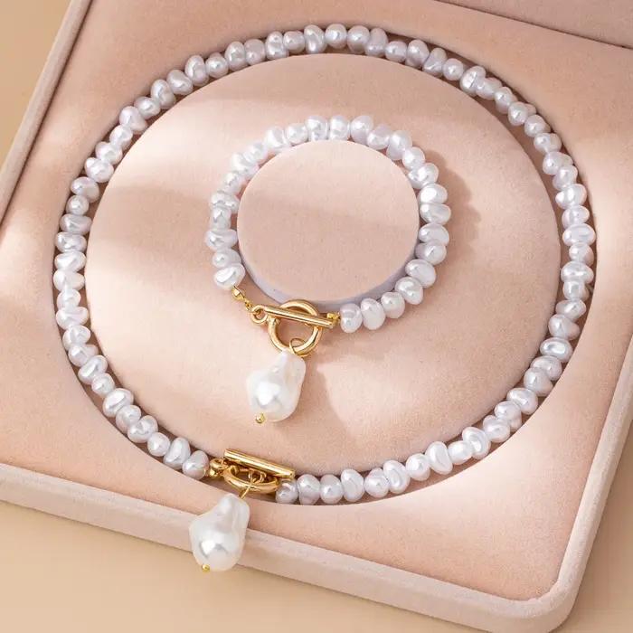 Ensemble élégant de collier de perles rétro et d'accessoires pour les mains avec chaîne dorée