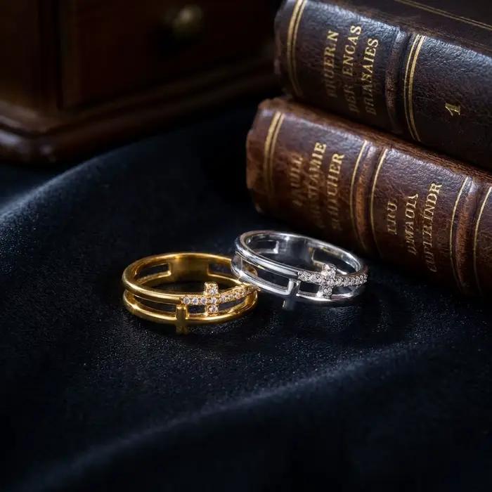 Bague délicate à double bande croisée pour femme