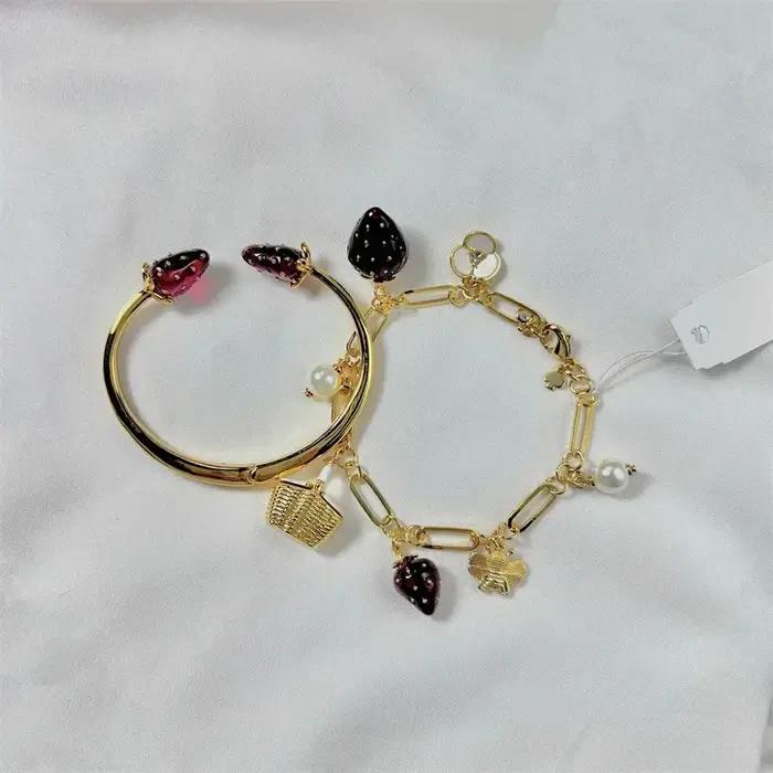 Bracelet de perles de fraises en résine rouge avec breloque abeille pour femmes occasions spéciales bijou romantique et mignon cadeau pastoral