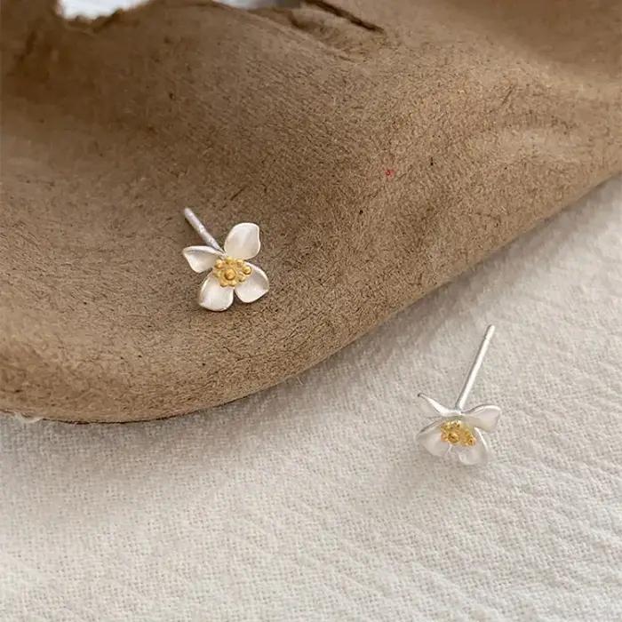 Boucles d'oreilles clous en forme de fleur de gardénia couleur argent pour femme