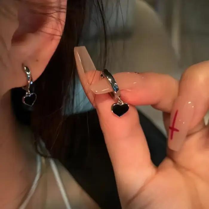 Boucles d'oreilles créoles géométriques en forme de cœur pour femmes et filles, accessoires de bijoux, document noir, creux, mode, 2023
