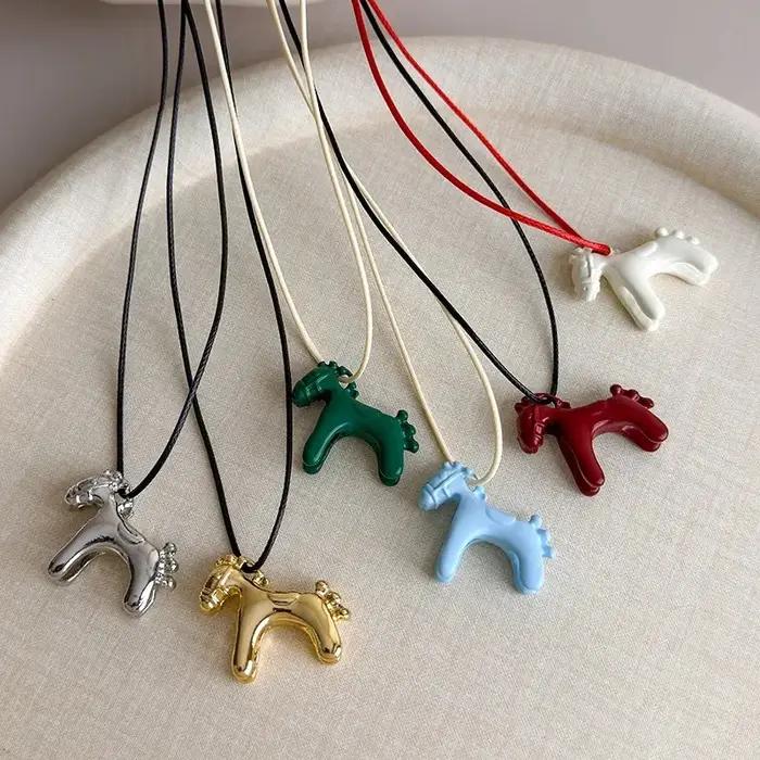 Collier Long avec pendentif cheval coloré pour femmes