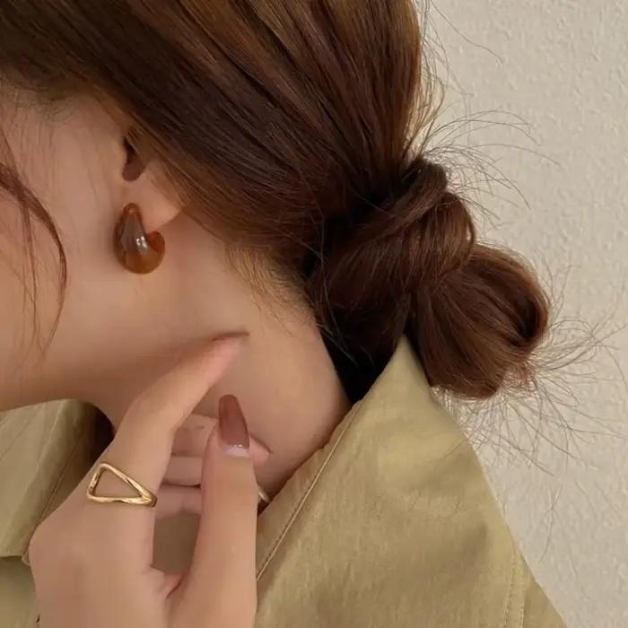 Boucles d'oreilles rétro simples en résine de virgule, marron ambre, géométrie stéréo, frange foncée, breloque coréenne, bijoux, accessoires, cadeaux
