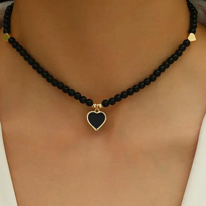Collier décoratif bohème en forme de cœur perlé fait à la main