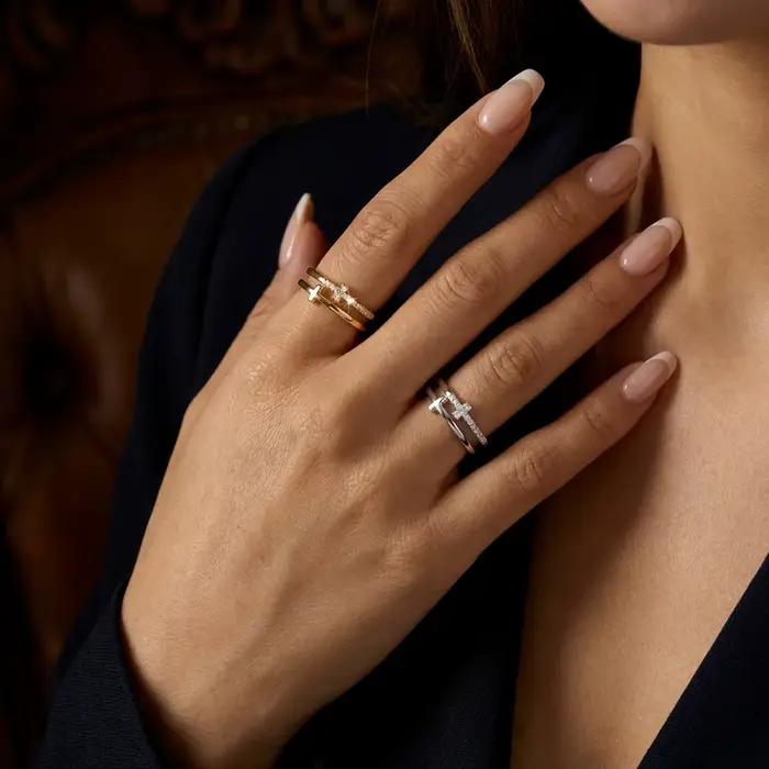 Bague délicate à double bande croisée pour femme