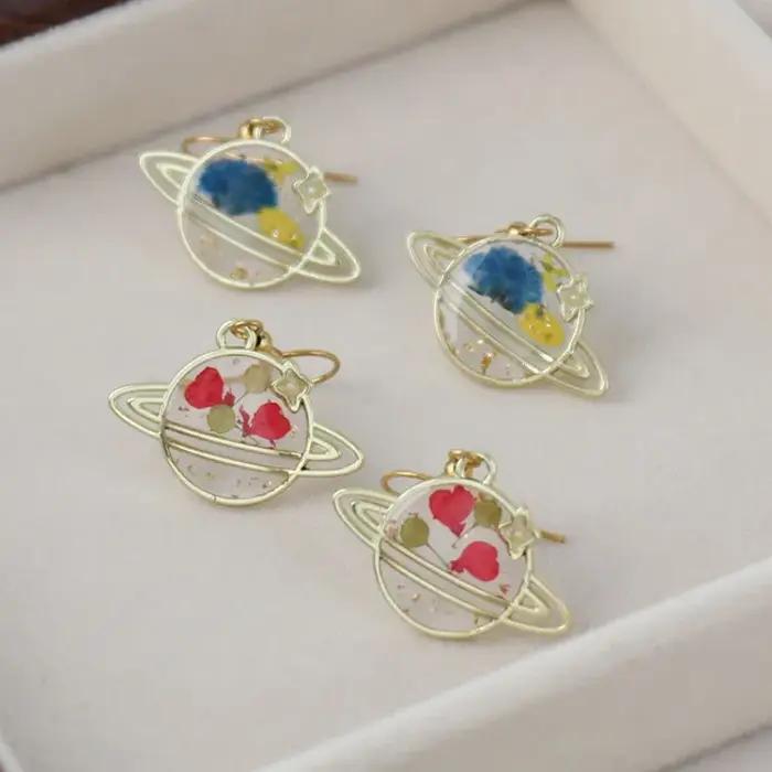 Boucles d'oreilles en résine époxy faites à la main avec fleurs séchées