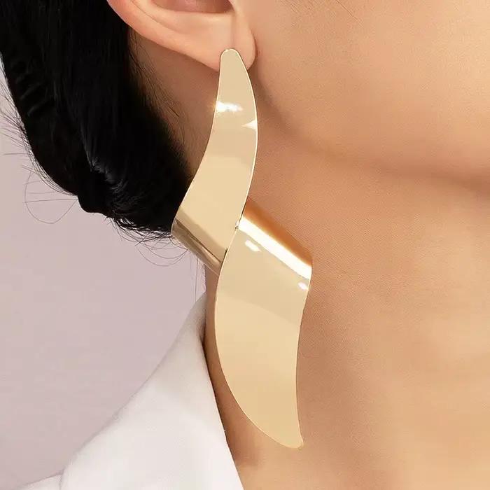 Une paire de boucles d'oreilles pour femmes, boucles d'oreilles géométriques irrégulières et exagérées de couleur rouge, adaptées à un usage quotidien et aux vacances