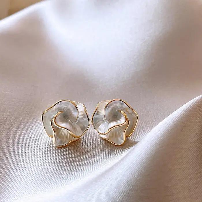 Boucles d'oreilles délicates en forme de camélia pour femmes