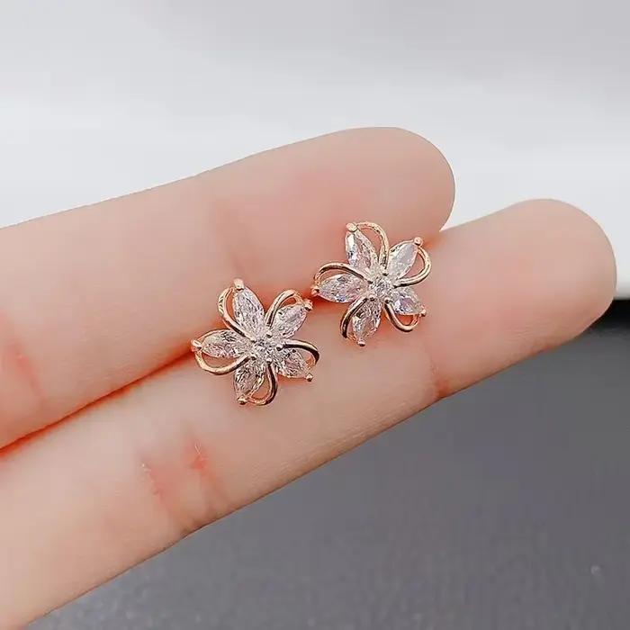 Boucles d'oreilles à clous en cristal dorées pour femmes style moderne délicat bijoux esthétiques occasions spéciales subtilité et élégance