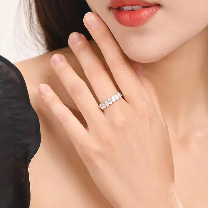 Bague simple unisexe pour couple en argent sterling 925 avec un moissanite ovale de 2