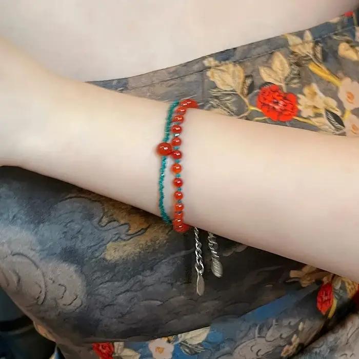 Collier de perles colorées contrastées rouge et bleu pour femmes et filles